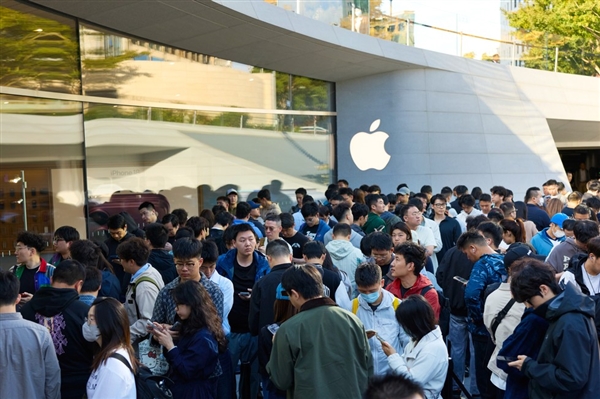 iPhone Duo全球开售！苹果晒上海静安Apple Store现场图：人山人海